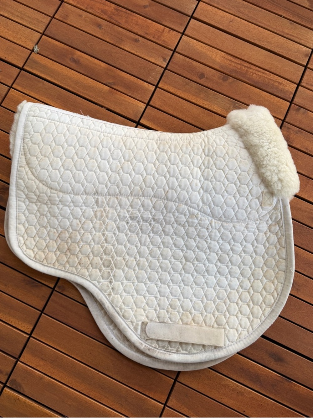 E. A. Mattes GOLD EuroFit Pad with Bare Flaps white with sheepskin size medium